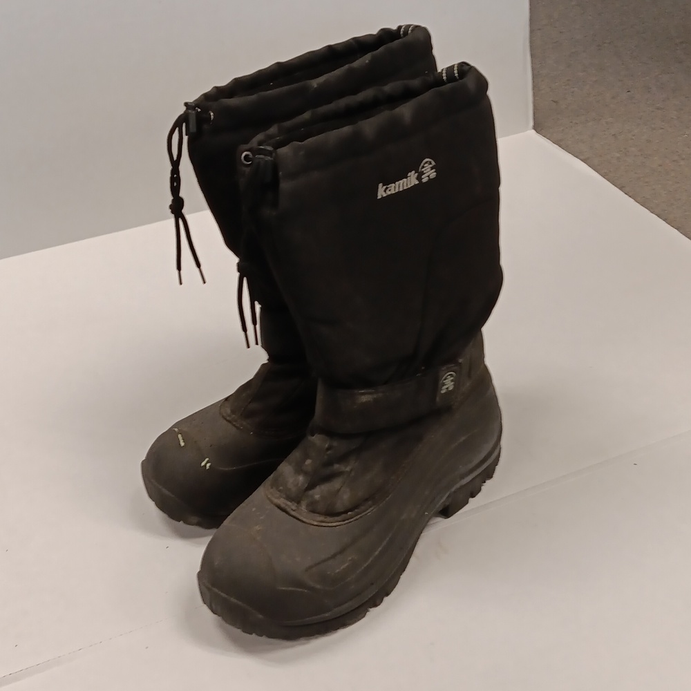 KAMIK MEN'S SIZE 13 BLACK WINTER BOOTS WITH INSERT LINING.